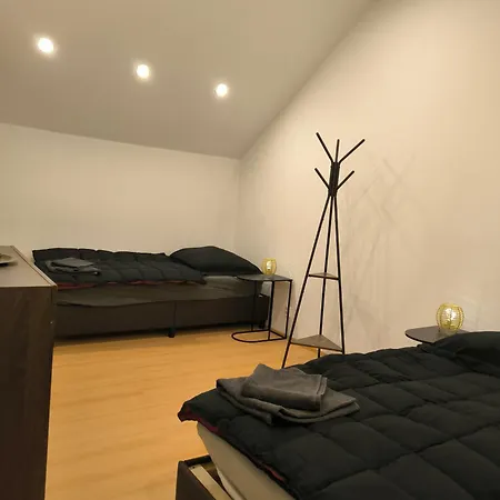 Geraeumige Wohnung Mit Zwei Schlafzimmern Und Balkon Apartmán